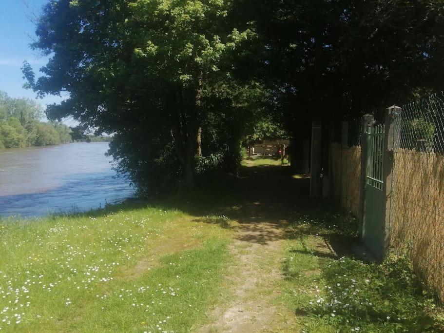 Maison " Bouton D'Or" Au Bord De L'Eau, A 10 Mn De Tours , Meuble Classe Une Etoile Saint Avertin Bagian luar foto